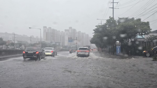 폭우 <b>피해</b> 심각…205 물폭탄에 도심 <b>침수</b>, 추가 <b>호우</b> 예보... 