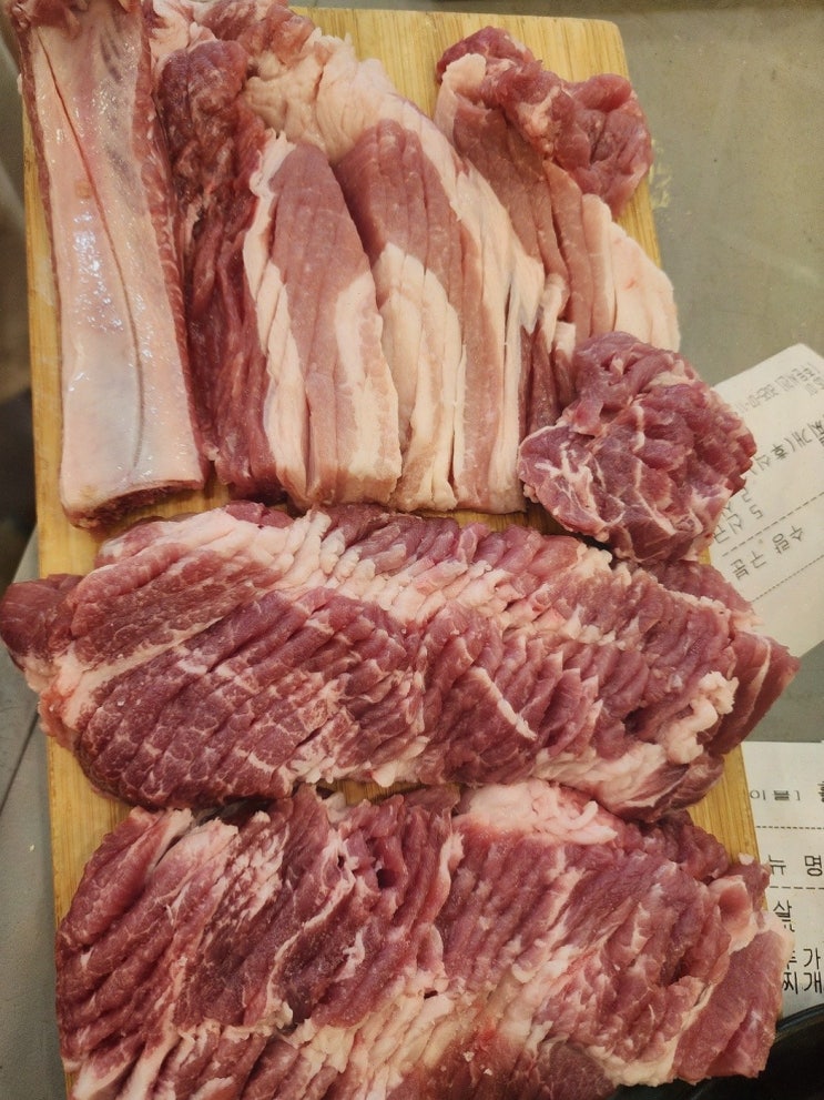  모던한 고기 요리와 친절한 서비스가 돋보이는 백석동맛집, 천왕봉흑돈 백석점