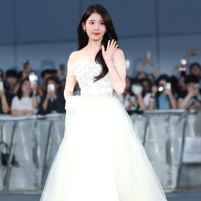 <b>아이유</b> 청룡영화시리즈 <b>여우주연상</b> 수상!(+드레스 자태)