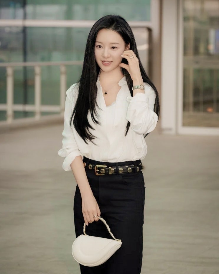  김지원 공항 명품가방 뭐길래? 프라다·보테가베네타·불가리 총정리