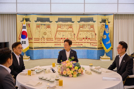 폭우 속 <b>대통령 만찬</b>, 또 ‘내로남불’?