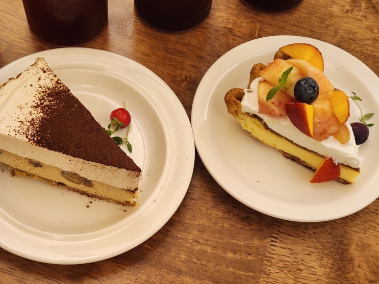  신촌 소개팅 & 디저트 맛집 추천! 분위기 있는 카페 <파이홀>