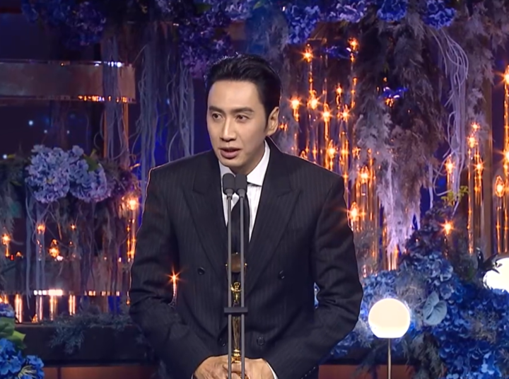 <b>이광수</b>·<b>도경수</b> 우정 빛났다…‘청룡시리즈어워즈’... 