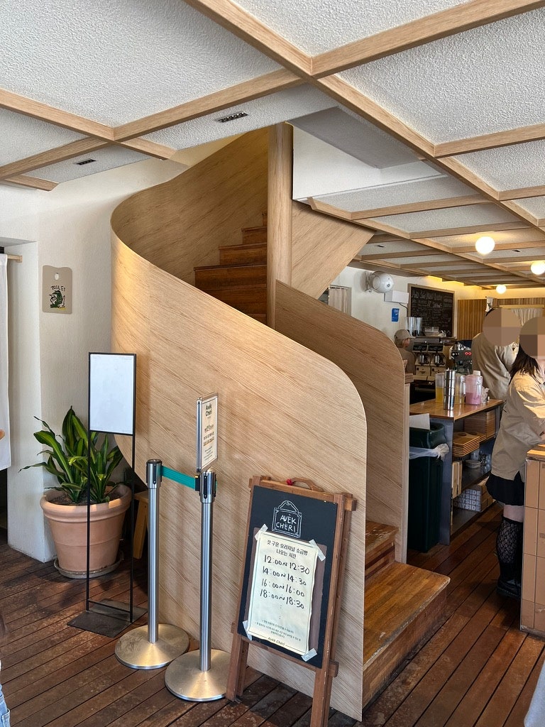 Just drink a beverage at the famous AVEK CHERI Salt Bread café in Hannam-dong, Seoul. 6