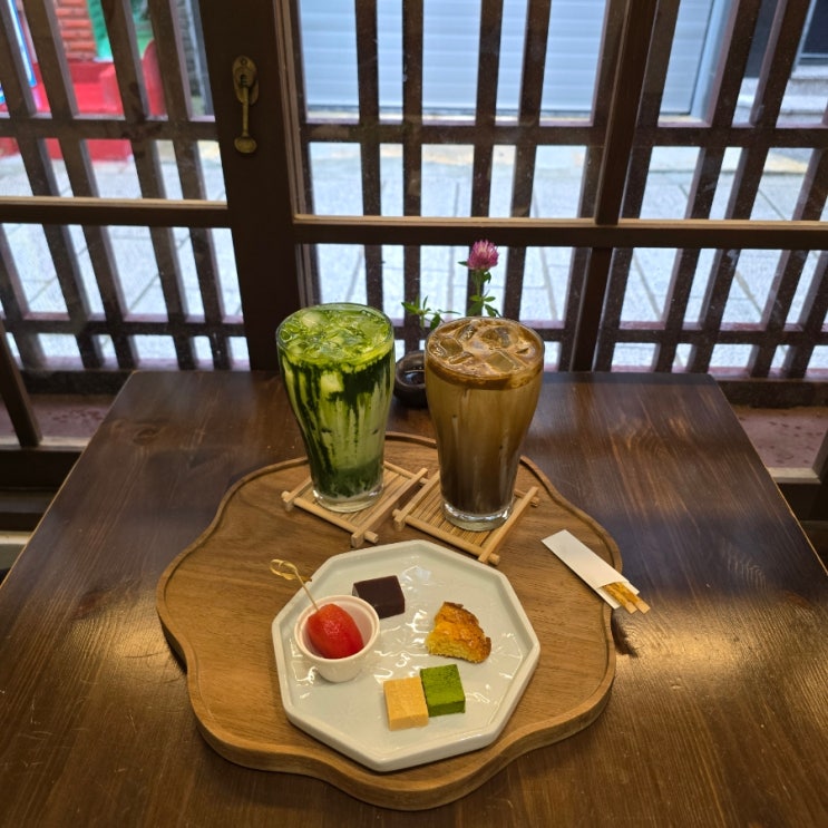  포항 구룡포 일본인가옥거리 카페 『 여든여덟밤 』 내돈내산 솔직후기 (호지차라떼, 말차라떼, 디저트 샘플러, 바닐라빈 아이스 모나카)