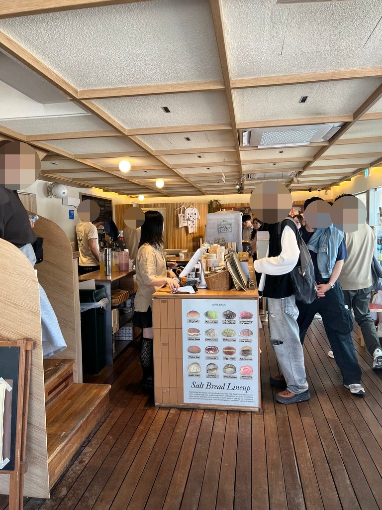 Just drink a beverage at the famous AVEK CHERI Salt Bread café in Hannam-dong, Seoul. 5