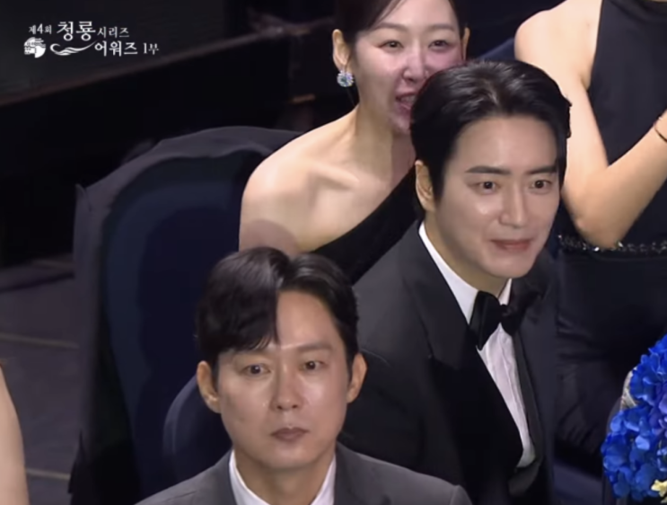 청룡시리즈어워즈 <b>이준영</b> 이준혁 <b>해프닝</b> 인기상 <b>수상</b>중... 