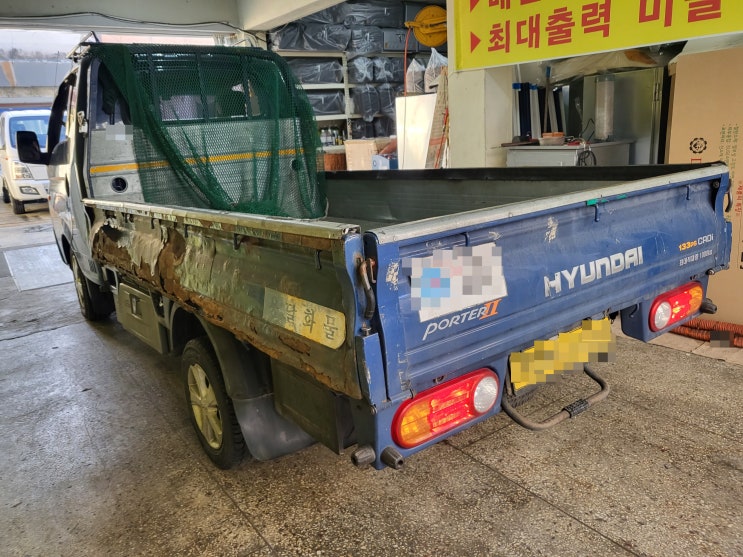  포터 포터2 적재함 문 흉해서 신품으로 교체합니다.