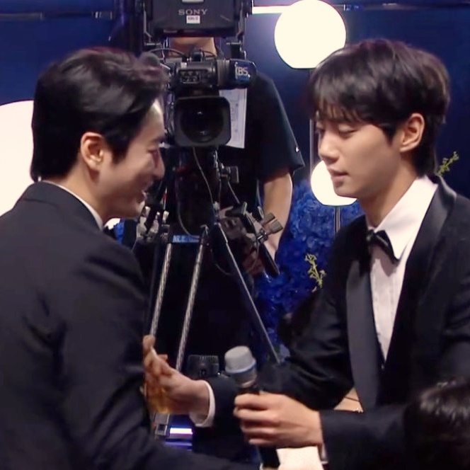 <b>수상</b>인데 <b>이준영</b>이 트로피를? 국내 시상식 화제의 <b>해프닝</b> 모음