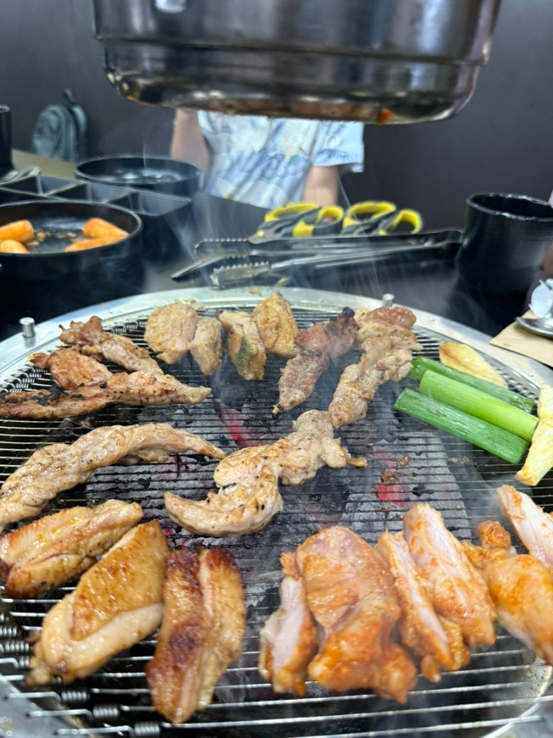 사천 맛집 숯불에 구워 먹는 무한리필 닭갈비 인생숯불구이 사천점