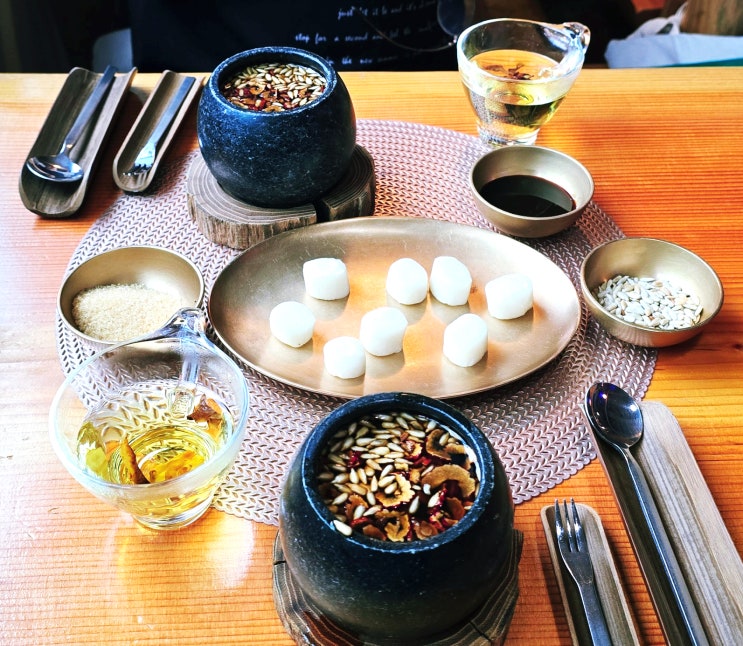  고즈넉한 멋의 경주전통찻집 헤세드신라방찻집/쌍화차 맛집