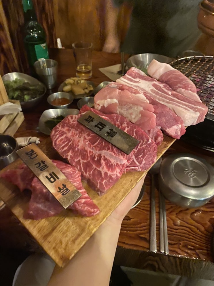  주말 웨이팅 있는 홍대삼겹살 홍대소고기맛집 고기꾼김춘배 홍대본점 꿀팁 푸짐한 양 소/돼지B세트
