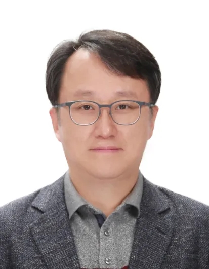 ‘<b>계엄 옹호</b> 책 논란’ <b>강준욱</b> 국민통합비서관 “국민께 <b>사죄</b>”... 