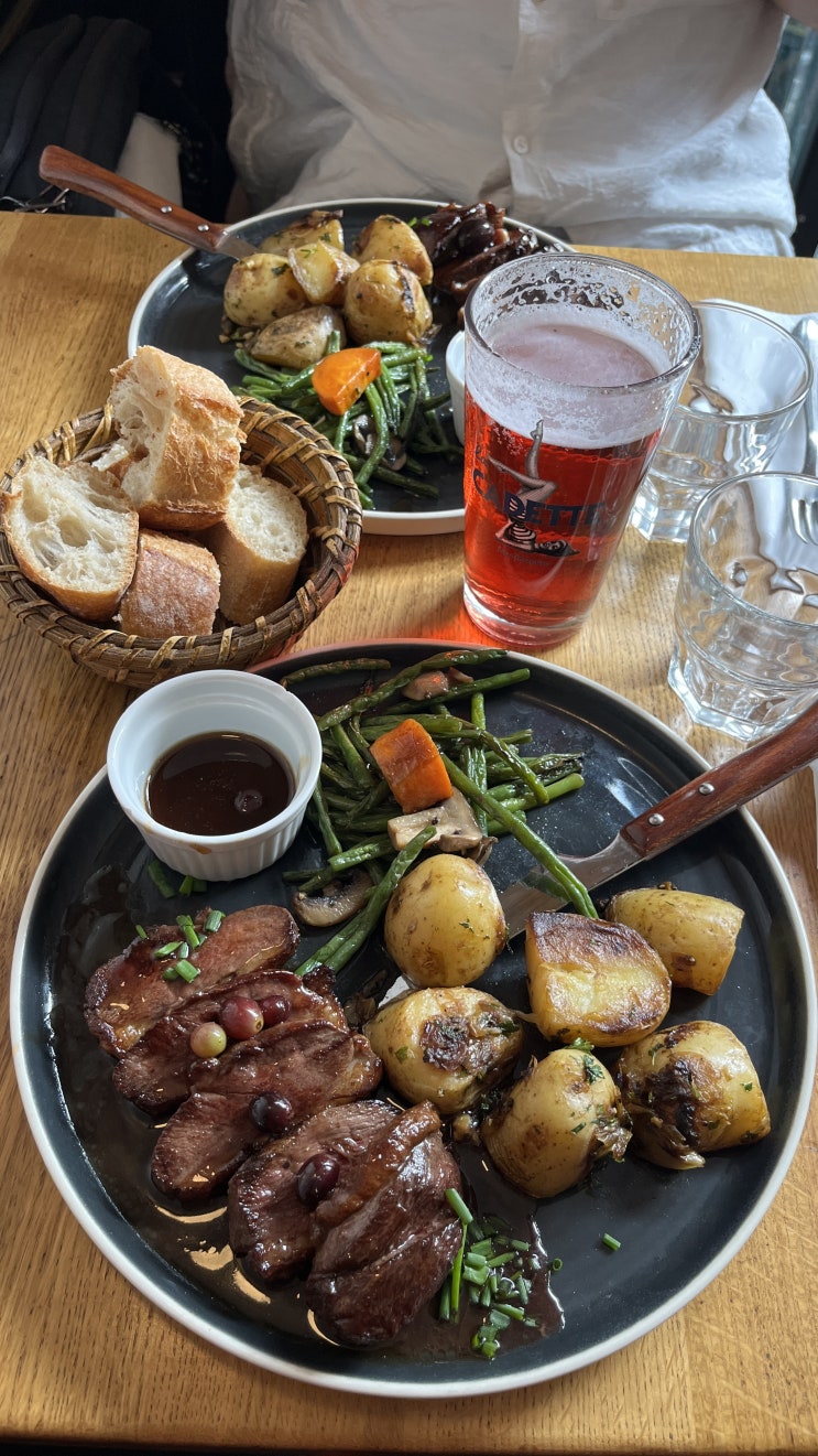 파리 18구 맛집 추천 Un Zèbre à Montmartre 달콤 짭짤한 오리 고기 스테이크와 모나코 한 잔