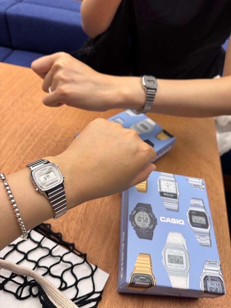 카시오 디지털 레트로 여성용 전자시계 Casio LA670W 착용샷 사용후기 착용기 리뷰 클래식
