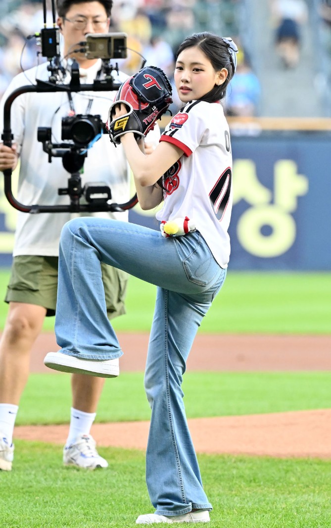 <b>베이비돈크라이</b> 이현&미아 <b>시구</b> 시타