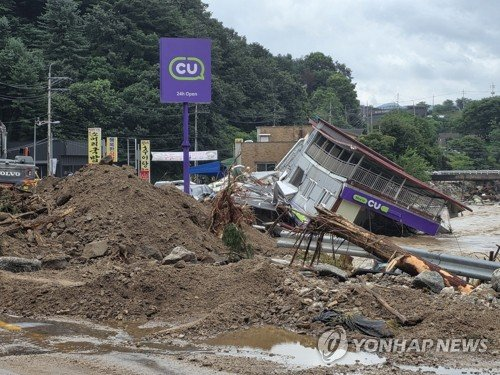 [속보] <b>가평</b> 집중<b>호우</b>! 편의점 와르르… 아찔한 순간!