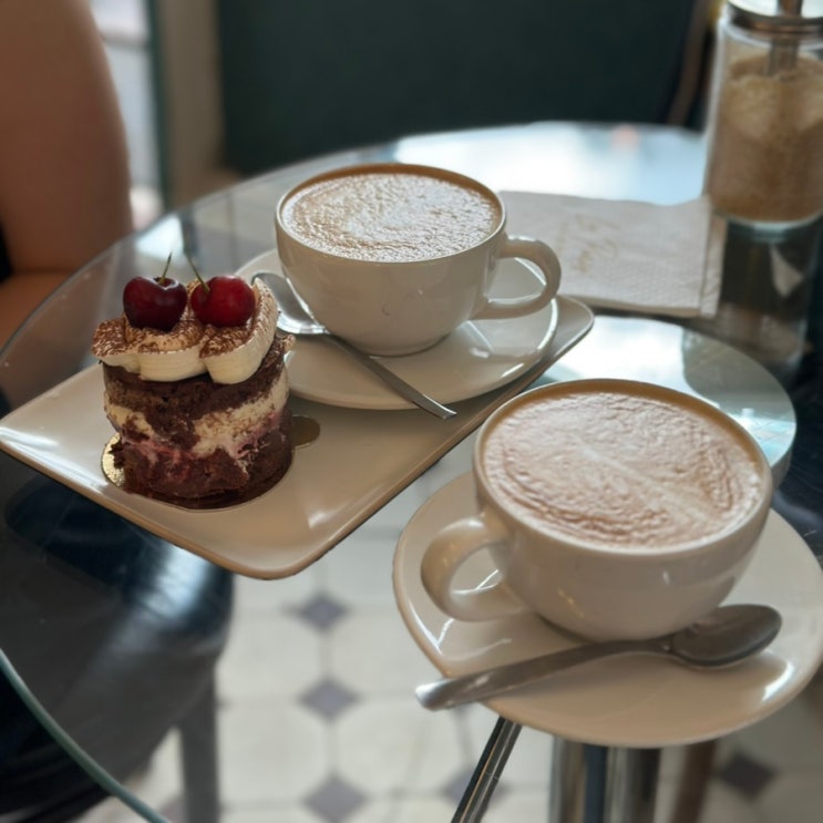  핀란드여행 친구가 지인에게 추천받아 가본 카페 헬싱키 Le café Parisien 라떼와 디저트 먹어본 리뷰.