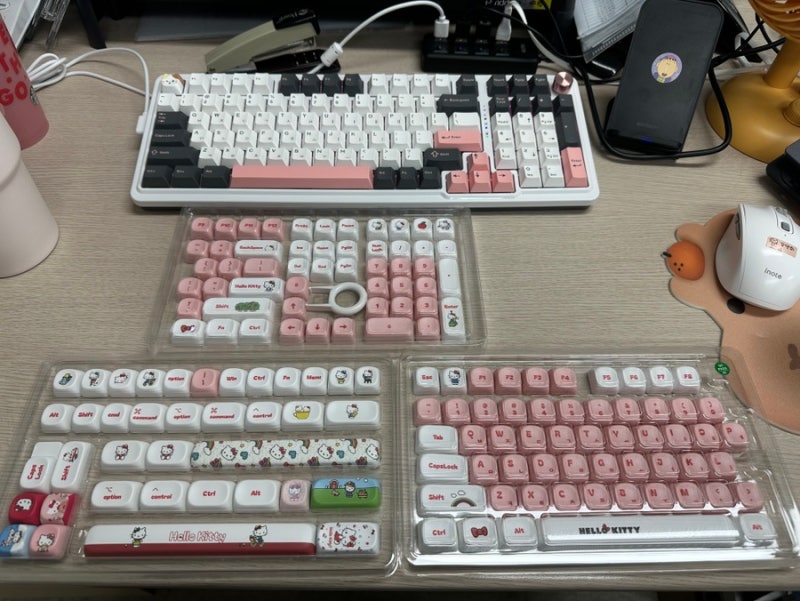 사오파오 헬로키티 키캡 사무실 꾸미기