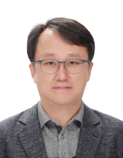 <b>국민통합비서관</b> <b>강준욱</b>, 과거 발언 <b>논란</b>의 중심에 서다