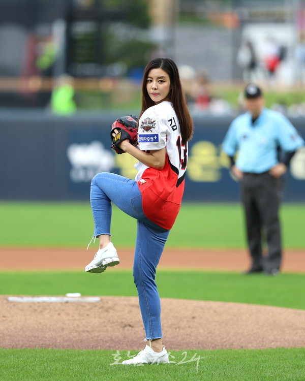  배우 김규리, 20일 광주 기아 챔피언스필드에서 프로야구 시구로 전남국제수묵비엔날레 알려