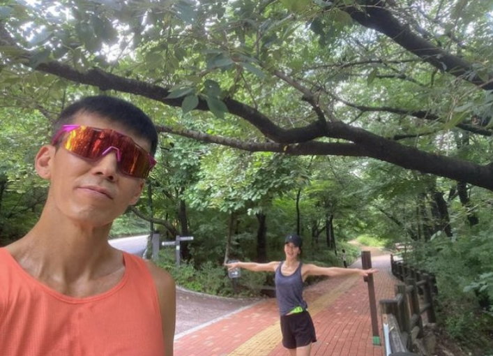  션·정혜영 부부, 남산 러닝 근황…81.5km 마라톤 도전 준비 중?