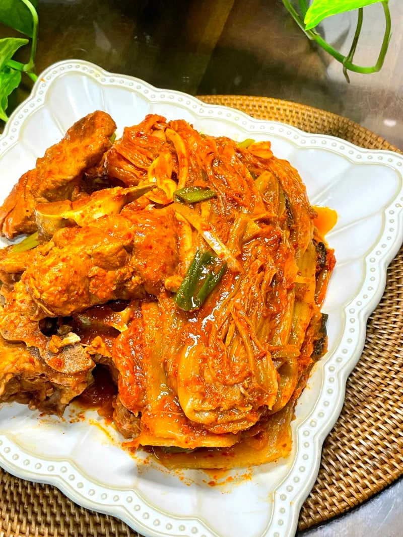 돼지 등뼈 김치찜 레시피 압력솥 묵은지 뼈찜 저녁 메뉴 추천