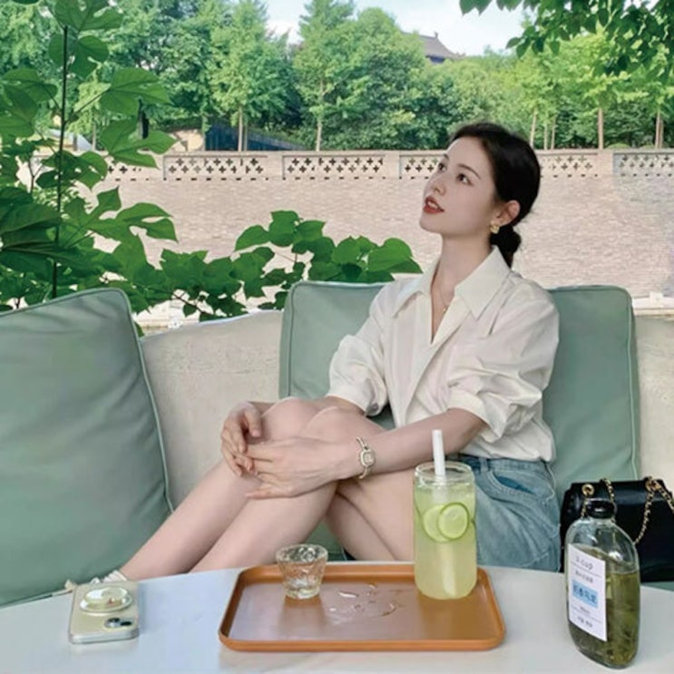  깔끔한 미니멀 데이트룩을 생각하고 있다면? 지금 7월 입기 좋은 여자 반팔 화이트 블라우스 코디 추천