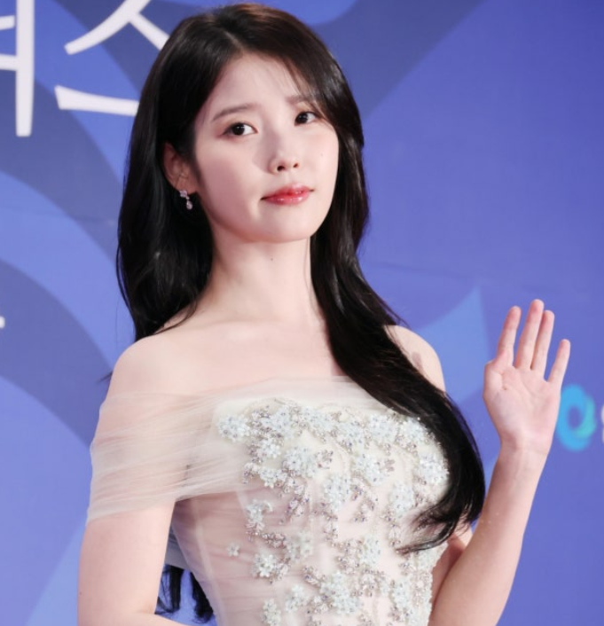  아이유 여우주연상 받고도 '의리' 먼저…도경수·트와이스 콘서트 풀참한 진짜 레전드 미담