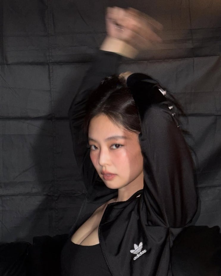  언제나 짜릿한 만남 제니 x 아디다스! 이 날 신은 운동화는 여자 스니커즈로 사랑받아온 슈퍼스타 스니커즈