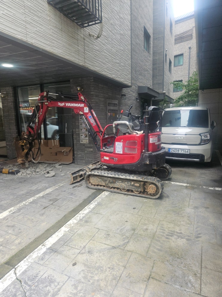  김포미니포크레인 수도누수 신축빌라 필로티 주차장 콘크리트017뿌레카작업(허니미니중기)