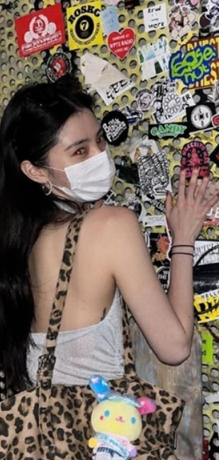  한소희 도쿄 거리패션, 레오파드 백으로 완성된 힙한 반전 매력