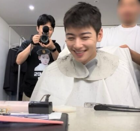  차은우 입대 앞두고 머리 싹둑️'머리빨' 필요 없는 얼굴 실화냐…?