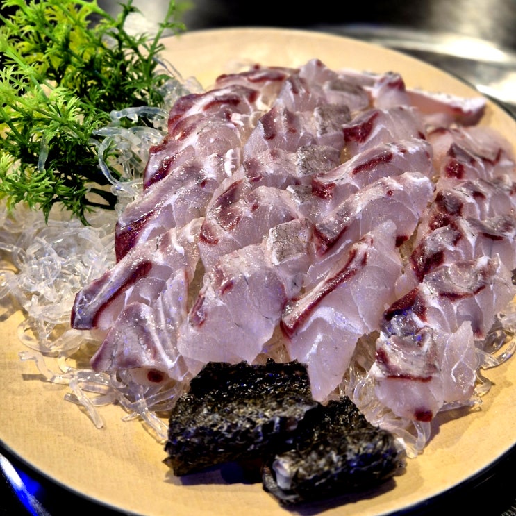  신당역횟집 신선한 제철 민어회 우럭찜 이만한 안주 없지
