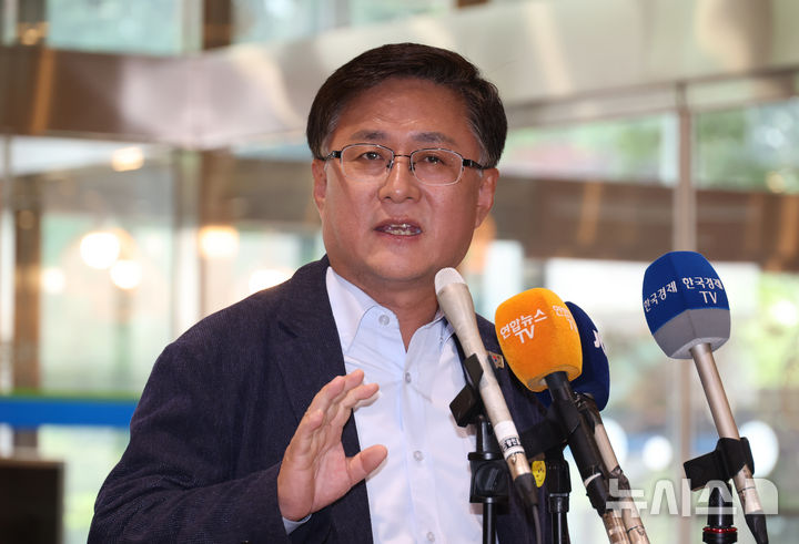 [속보] 이재명 대통령, 김영훈·<b>김성환</b>·정은경 <b>장관</b> 임명안... 