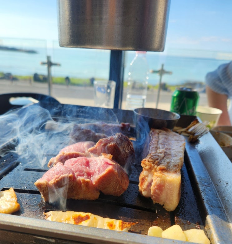  제주 월정리 흑돼지 맛집 ‘도민상회’｜바다뷰 보며 숯불 초벌 고기 즐긴 찐 후기