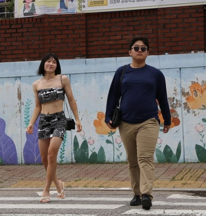  의정부고 졸업사진, 올해도 ‘현실 밈 박물관’ 폭발방시혁부터 워터밤 권은비까지… 이번엔 유심칩도 나왔다!