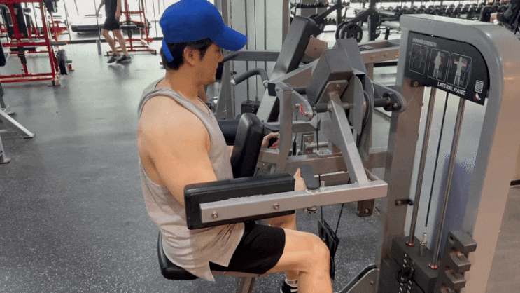  사이드 레터럴 레이즈 사레레 머신 자세 효과 어깨 근육 근력 운동 추천