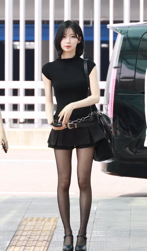 베이비몬스터 아사, 공항패션으로 보여준 쿨한 Y2K 걸크러시 무드