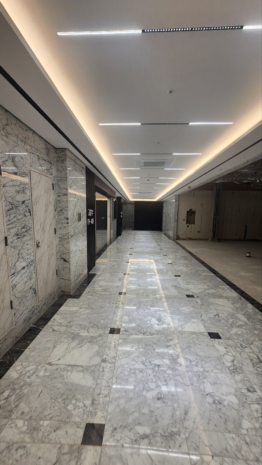 마트화장실큐비클 블랙메탈로 세련된 스타일의 깔끔 화장실 연출