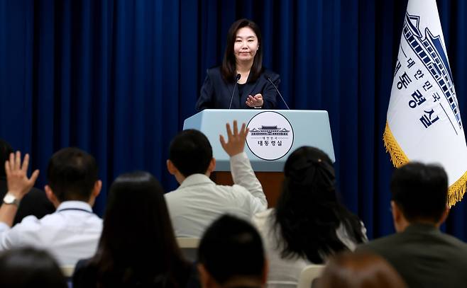 <b>대통령실</b> "<b>쌍방향 브리핑</b>, 기자들 비방 심각한 우려... 시민 절제... 