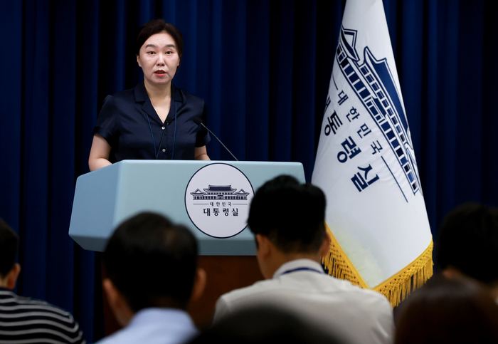 '<b>계엄 옹호 논란</b>' 강준욱 비서관 사퇴, 강선우 후보자는 임명... 