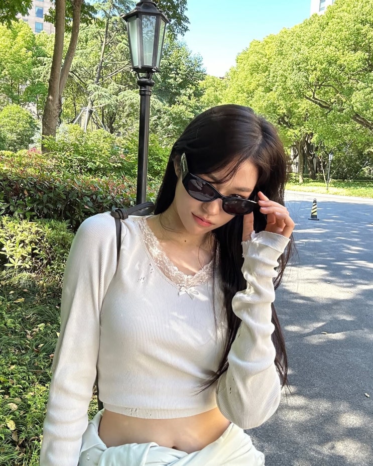 여자 명품 브랜드 여름 어글리슈즈 1타로 특유의 굽이 있어 자연스런 키높이가 매력인 발렌시아가 서킷 스니커즈 w. 노윤서