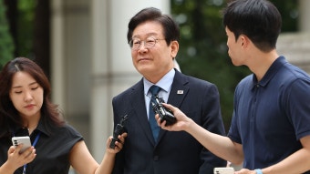 ‘이 <b>대통령</b>’ <b>대북송금 재판</b>... 연기…형사 <b>재판</b> 전면 <b>중단</b>... 