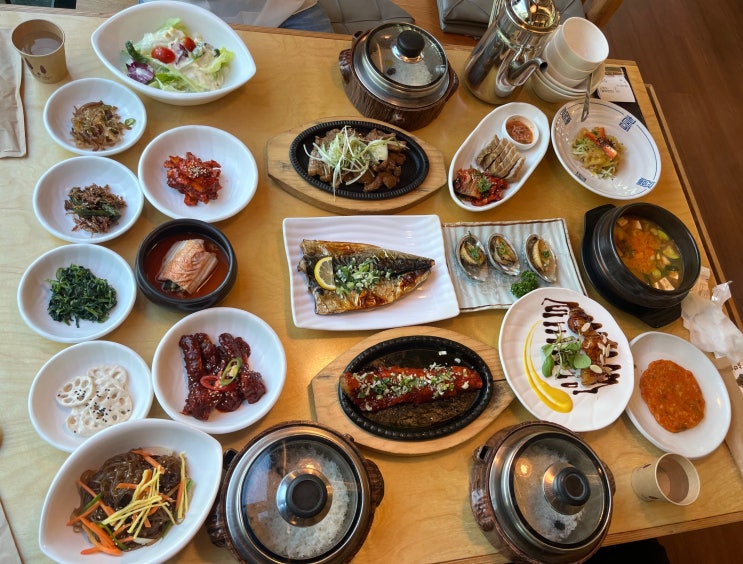  예전에 카페였는데, 한정식집으로 바뀌었네. 한상(1인당 28000원 메뉴로 먹어봄)