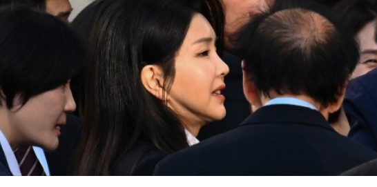 [단독] <b>김건희</b> 6천만원 ‘<b>다이아 목걸이</b>’ <b>영수증</b>, 통일교... 