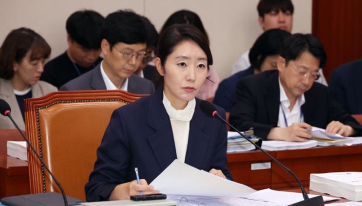 <b>강선우</b> 후보자, '<b>보좌진 논란</b>' 끝에 자진 사퇴…여가부 인선... 
