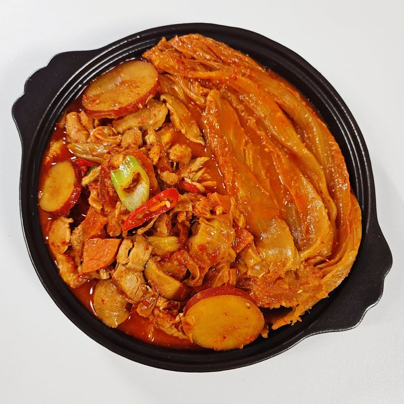 묵은지를 쭈욱~ 찢어서 돌돌 감아 먹으면 더 맛있는 묵은지 찜닭 맛있게 만드는 법 레시피 집....