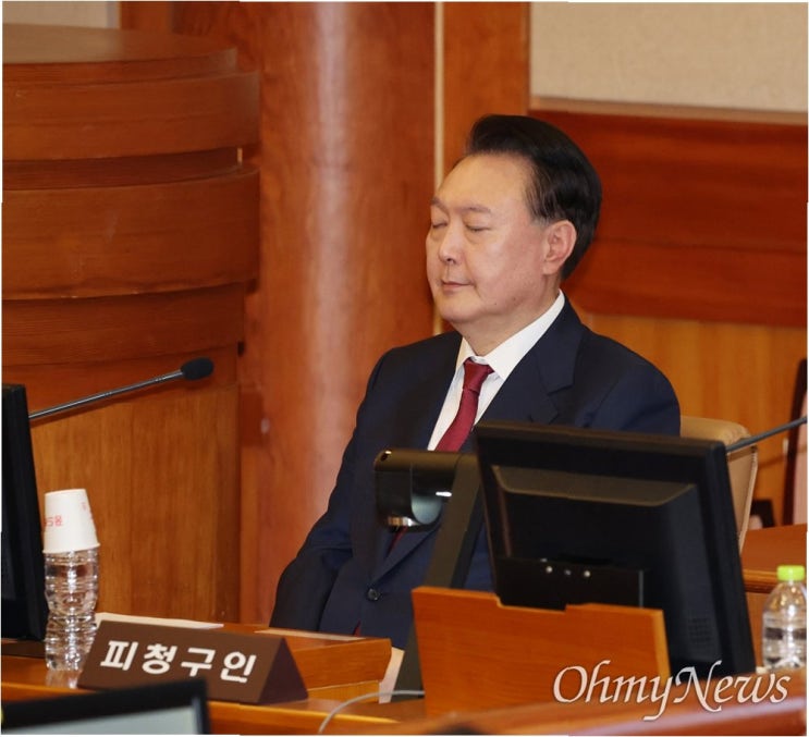 <b>윤석열</b> 전 대통령, <b>내란 재판 불출석</b>: 건강 악화로 세 번째 불참