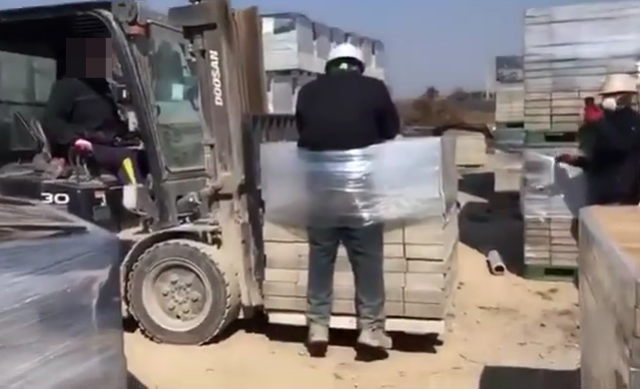 지게차 화물에 묶어 공중으로 '붕'…<b>이주노동자</b> 괴롭히며... 